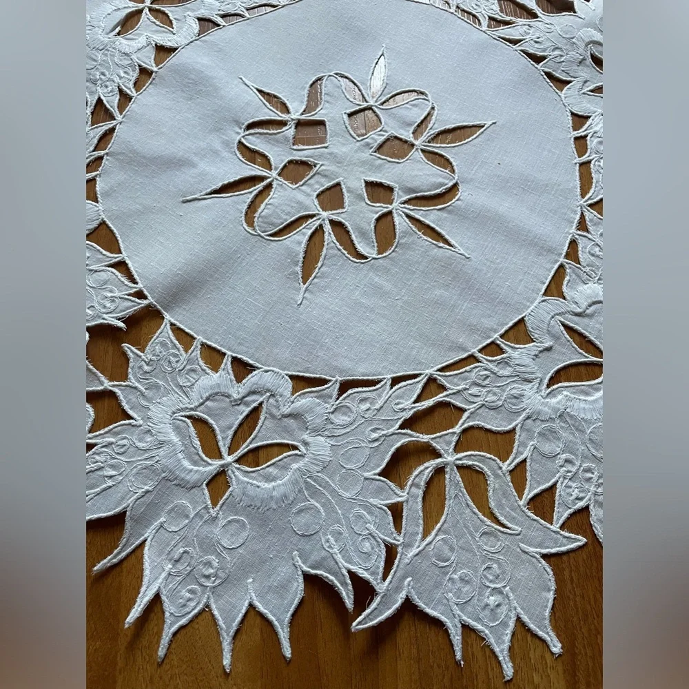 Embroidered round tablecloth - Picture 4 of 7